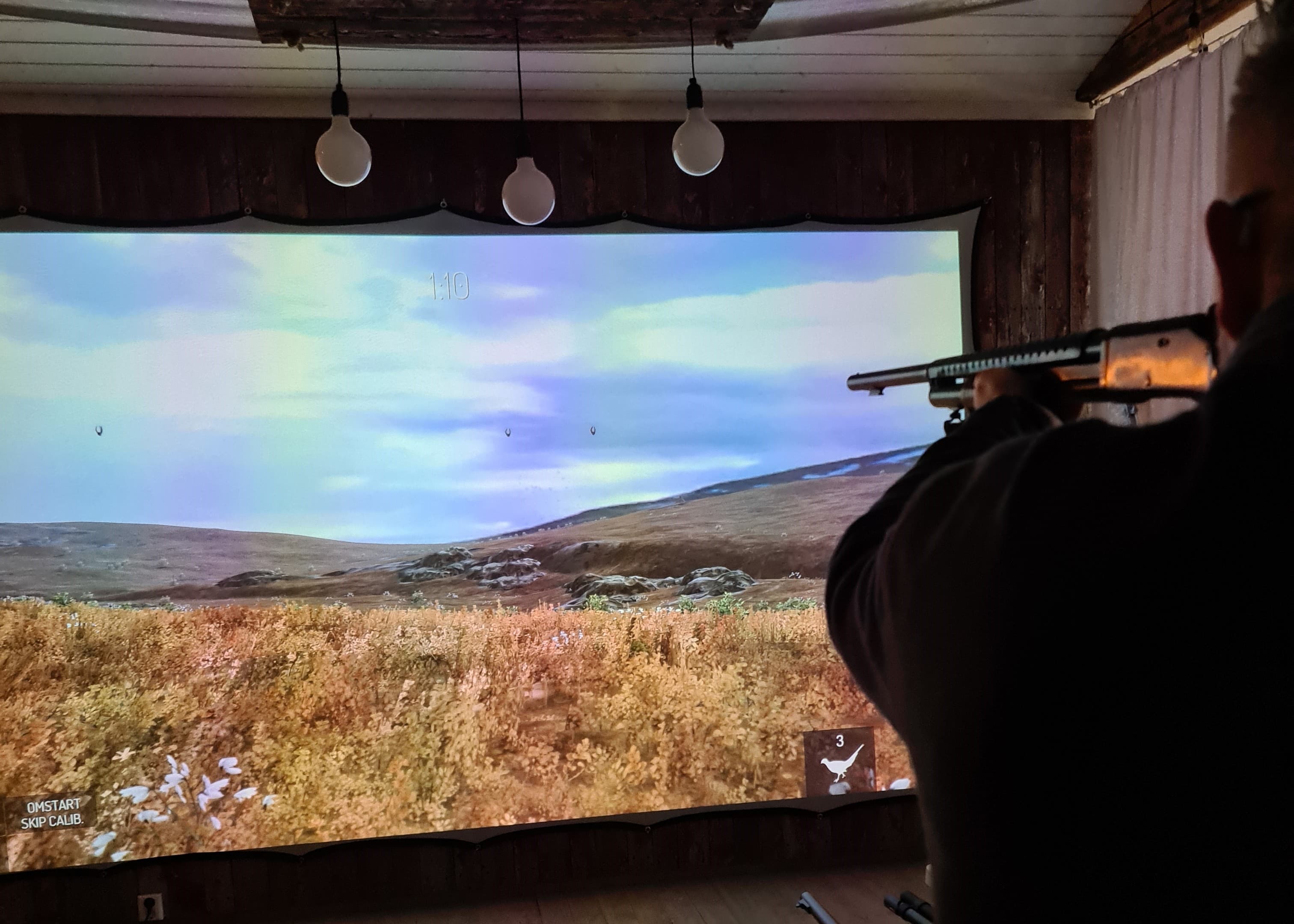 Detaljbilde av jakt- og skytesimulatoroppsett.